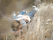 网曝不雅门事件，西安桃花潭公园两学生情侣荒草掩护席地野战，干完用纸巾擦 擦