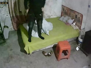 城中村几个有点姿色的姐妹租一间平房改专用炮房提供快餐服务车轮战~嫖客有老有少因长得漂亮所以生意红火03