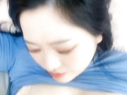 大奶淫妻全程露脸让大哥在沙发上玩弄，逼里塞着跳蛋让大哥揉奶草嘴深喉，无套插入激情上位揉奶给骚货草喷尿