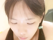 来了大姨妈的妹子穿着安全裤跟狼友撩骚互动，玩弄骚奶子特写展示逼逼，边玩边擦给狼友看，精彩刺激无水印