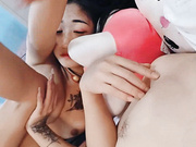 虎牙纹身小少妇给大哥口交足交大鸡巴全程露脸激情啪啪，主动上位边草边玩骚奶子，后入抽插浪叫不止互动撩骚