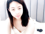 耐操的小少妇露脸在房间被几个小哥轮流玩弄，听狼友指挥口交大鸡巴，被小哥揉奶抠逼轮流爆草，浪叫呻吟不止