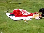 真是损友呀，坏人好事！情侣户外草坪盖着被子做爱寻求刺激，谁知虎逼朋友，过来掀开就跑，美女的阴毛好旺盛！