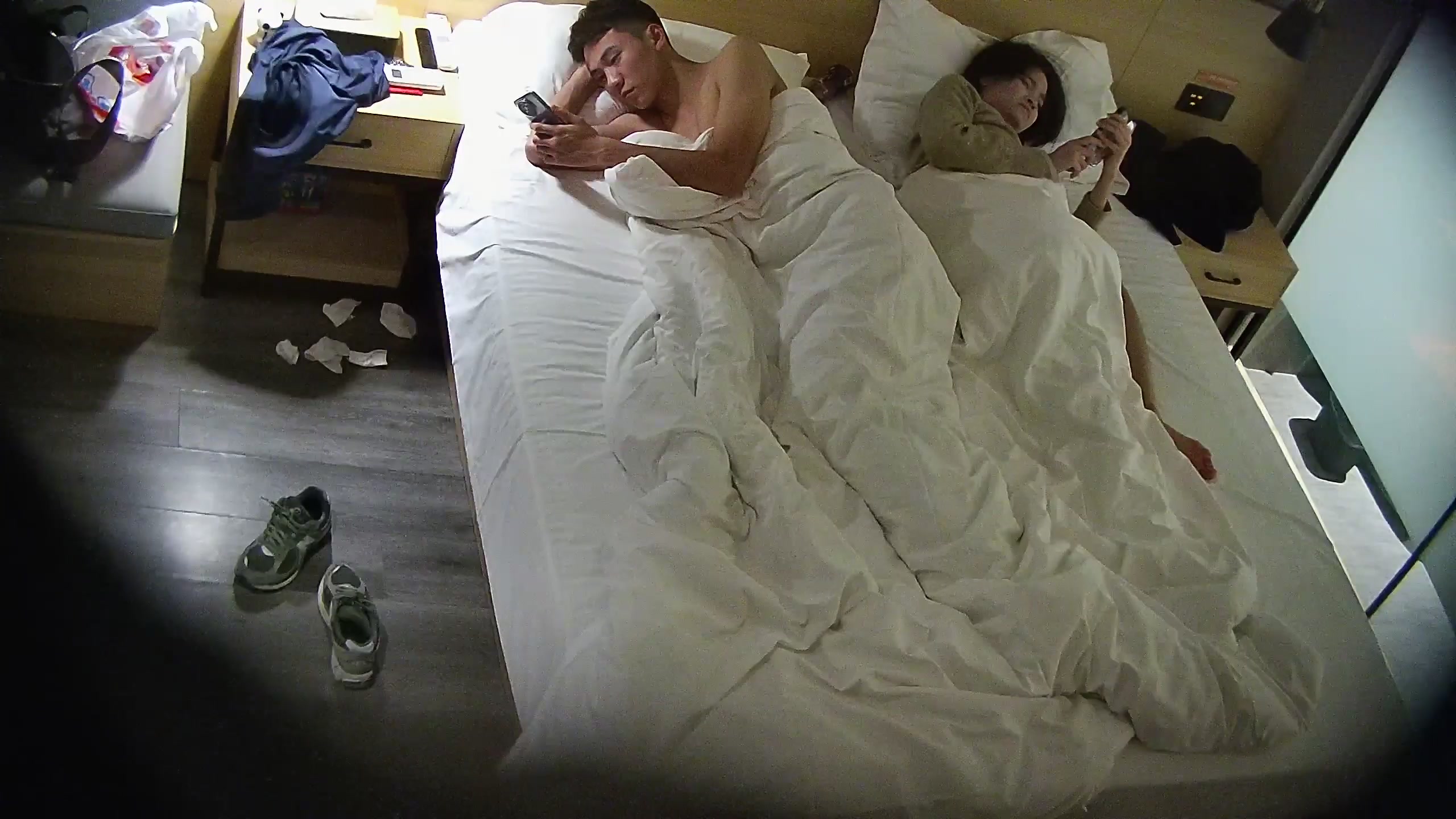 流出高校附近民宿酒店偷拍❤️小哥和漂亮女友尝试新动作没几下就被弄射了