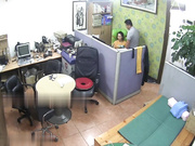 黑客破解小杂志社办公室偷拍❤️领导经常利用休息时间和少妇女同事激情啪啪