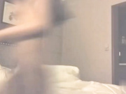 【某某门事件】北京性感龙套演员刘淑妤酒店陪睡导演❤️激情床战视频外泄，火辣长腿成导演炮架！