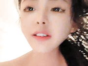 甜美诱人高颜值白丝情趣小懒猫深夜大秀直播，一个人的精彩撩骚互动洗澡诱惑，揉奶玩逼道具抽插，呻吟可射