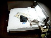 天眼偷拍 新婚小夫妻 男人把女人往床上一推就扑上去了 女人挺漂亮的 操到一半还把眼镜拿来戴上1