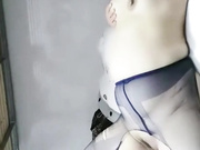 儿子把室友忽悠出去和妈妈激情大战一个半小时，实在太刺激简陋钢架床各种姿势疯插妈妈屁股