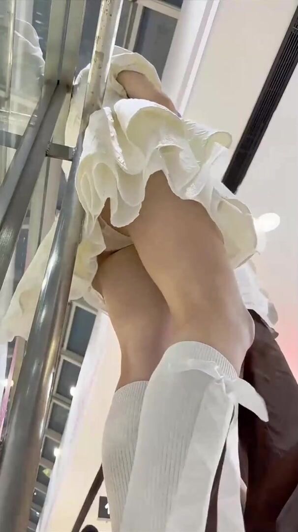 【真实乱伦原创】网调了三个月的叔叔家表妹，商场里扣她的逼，酒店里换制服绑起来操