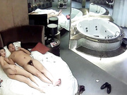 《黑客破解酒店摄像头》小胖哥带着美女同事先谈人生再啪啪