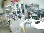 黑客破解摄像头偷拍❤️蛋糕店离异老板娘经常下班时间在后厨和男店员谈心勾引他们啪啪