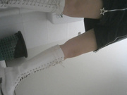 精品厕拍，脸穴同框真实偷拍三位极品小姐姐方便，长筒靴透明内裤，太激动了