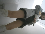 精品厕拍，脸穴同框真实偷拍三位极品小姐姐方便，长筒靴透明内裤，太激动了