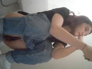 精品厕拍，脸穴同框真实偷拍三位极品小姐姐方便，长筒靴透明内裤，太激动了