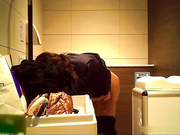 坐盗市新流出时尚购物商城坐厕前拍有几个美女长得还可以