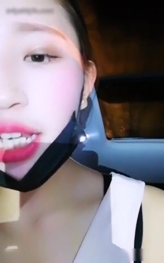 普通话说的不准的极品白虎粉逼主播貌似磕了药有点嗨和豪车司机在野外车里瞎搞