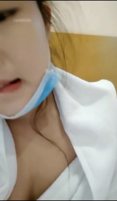 滴士司机带着萝莉主播柠檬KTV门口勾搭了几个社会小青年开房淫乱其中一个喝高了的乱说话