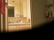 偷拍身材非常不错的美女洗澡，乳房很漂亮