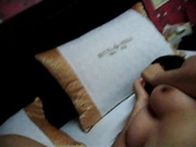 出租屋内与女友的朋友床上玩激情自拍