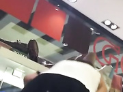 商店里偷拍到美女不穿内裤