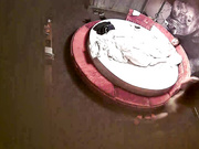 精品酒店大圆床偷拍中年事业男和少妇开房偷情搞完抽口烟