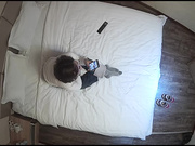 气质美少妇提前开好房间等情人来私会,男的刚进屋就掏出一把套套上去就开操,最后知道为什么带那么多套了!