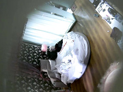 旅馆身材不错的貌似大学生情侣白天开房缠缠绵绵啪啪搞完马上撤退