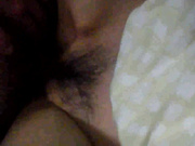 超漂亮的美女和男友一起到朋友家吃饭被故意灌醉后男友让朋友在客厅沙发上狠狠干她,自己拍摄!真漂亮可惜了!