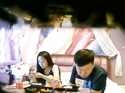 精品酒店偷拍女神级气质性感美女吃完外卖化个妆才同意和情人啪啪,鸡巴进去狠狠惩罚连操3次,边干边用手机拍摄!