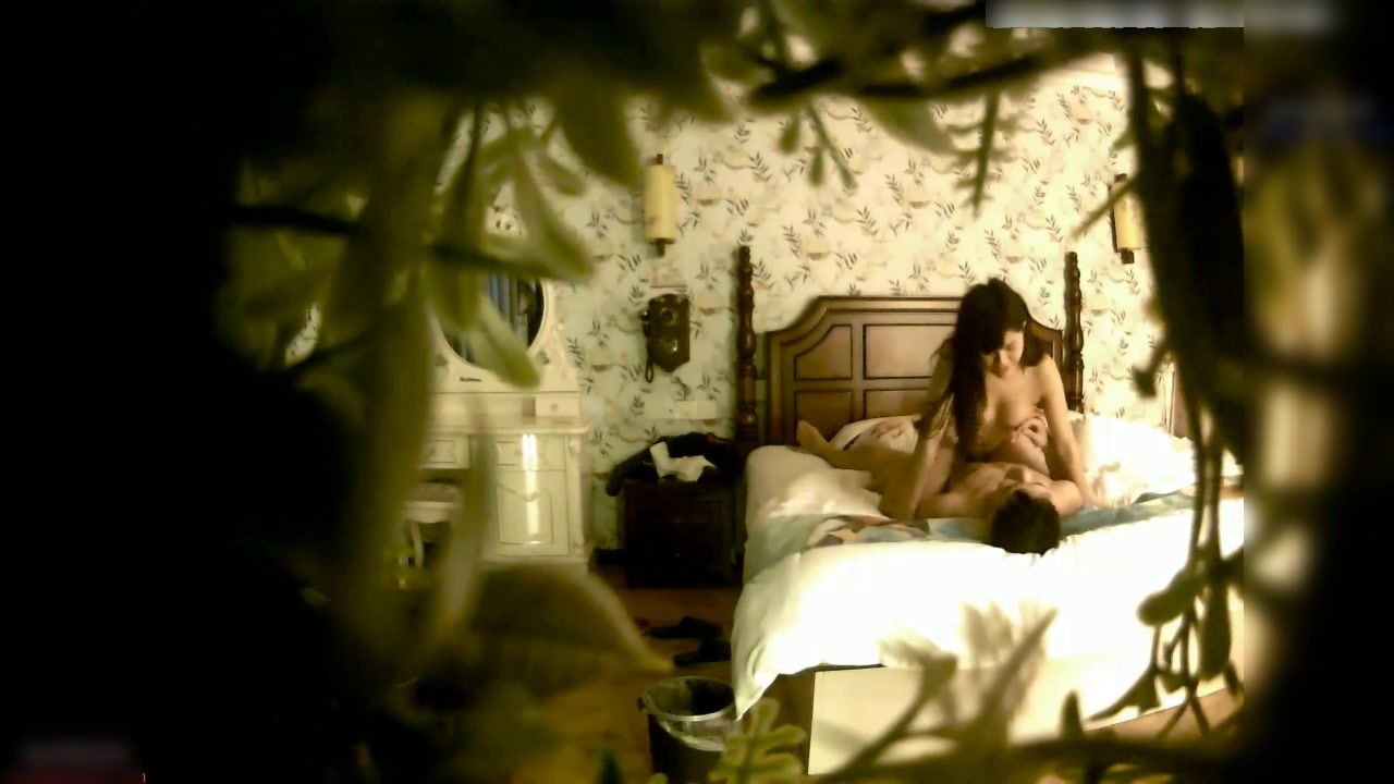 特色房偷拍职业装短裙美女刚下班就被小情人带到酒店私会,衣服还没脱就迫不及待要干她,这妹子特别爱吃鸡鸡!