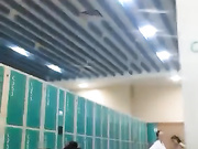 坑爹女主播潜入海边浴场洗浴更衣室偷拍和洗浴中心比较一下这的妹子还不错