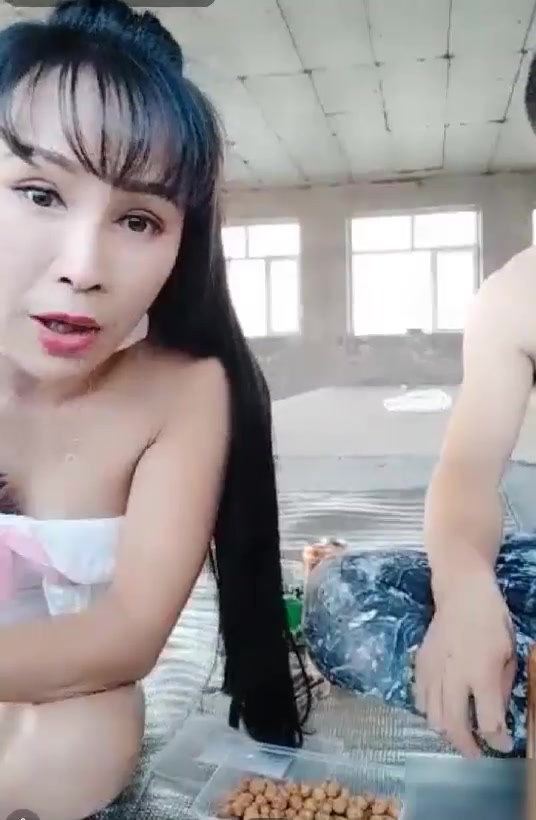 东北自驾姐下基层勾搭两个农民兄弟户外野餐再到荒废的厂房内继续大餐3P啪啪啪非常给力