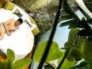 绿叶房没啥性经验的小伙被长发美眉撸硬鸡巴没搞多久就射了