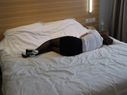 粉粉之剧情演绎小酒店里被迷奸，被单蒙头一动也不动，演的还挺像