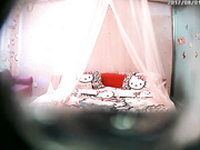 温馨主题宾馆猥琐屌丝真性福啪啪啪清纯可爱小美女吃点东西再缠绵打炮抱起来干肏了两回娇嫩呻吟