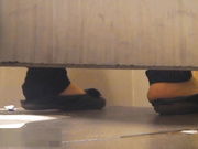 牛人潜入商场隔板女厕侧拍黑丝美眉阴唇有很多分泌物