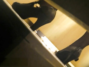 牛人潜入商场隔板女厕侧拍黑丝美眉阴唇有很多分泌物