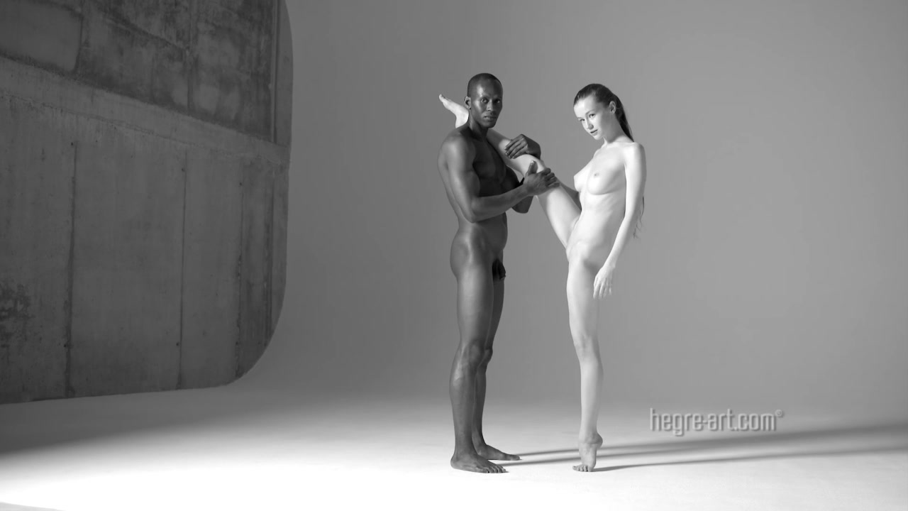 嫩模神作黑白配冲击力超赞作品 美女身材好棒膜拜这些姿势高难度很惊艳淫而不糜