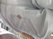 带孩子逛地摊的风骚丁字裤少妇,诱人的逼毛和阴唇都露出来了