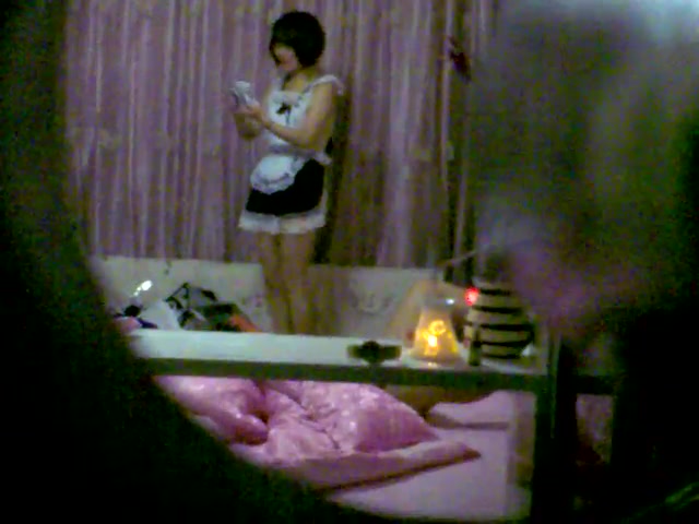 广州某私人会所炮房洞中偷窥很会玩的嫖客换着制服玩