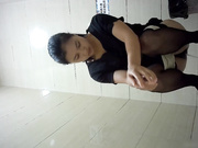 外站流出商场女厕全景偷拍其中有两个商场黑丝售货