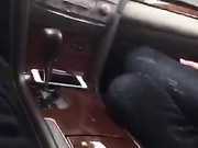 西装哥开车接女朋友下班，这女友也真饥渴大白天的让男友把车停在路边车震高清无水印