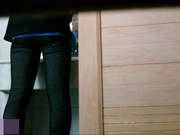 大陸超經典盜攝輯：怪咖潛入醫學院校錄得大量女生如廁 各色嫩穴不勝枚舉（四）