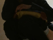 商城厕拍系列 滑冰的妹子憋不住差点尿到裤子里 门都不关了