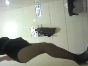 外站流出商场全景女厕偷拍来月经的妹子牛仔裤破得真有特色