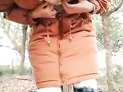 你鞋子踩到我鸡巴了 年轻短发女主播约有点娘的炮友到山上野战用农夫山泉洗鸡巴舌头灵活还玩冰火对白搞笑