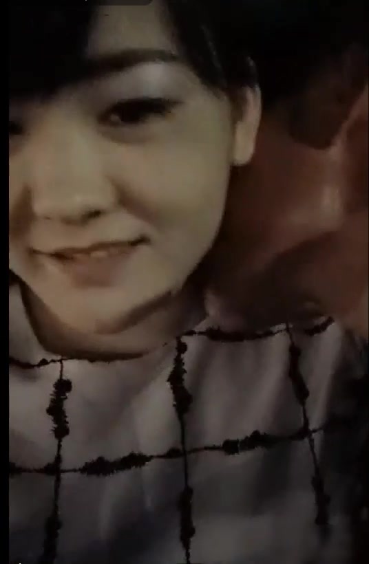 白嫩良家型少妇公园勾搭中年大叔到小旅馆啪啪