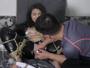 国模工作室流出美女模特挑战紫竹铃被摄影师绑着用各种情趣用品虐阴这摄影师样子真猥琐