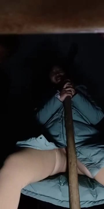 户外扛把子夜战两个骚女，全程高能露脸后入爆草，高亢呻吟浪叫不断，红布条裹奶子辟邪，轮草两女刺激不断